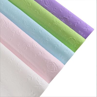 Un bon prix. Papier d'art texturé gaufré, élégant et durable, disponible en plusieurs couleurs pour l'emballage floral en ligne