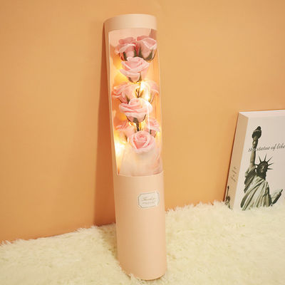 Un bon prix. Des cadeaux créatifs pour la Saint-Valentin pour votre petite amie et votre meilleure amie, tels que des bouquets de savon, des boîtes cadeaux de roses artificielles et des seaux de câlin, sont disponibles en gros auprès du fabricant en ligne