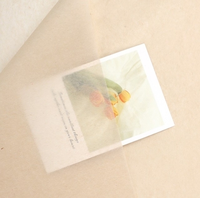 Un bon prix. Élégance et simplicité du papier de copie coréen pour emballer des fleurs et des cadeaux en ligne