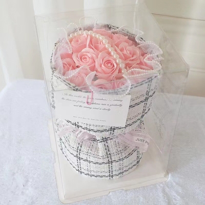 Un bon prix. Cadeaux pour la fête internationale de la femme, la fête des mères, bouquets d'anniversaire, savon, œillets et roses pour les enseignants en ligne