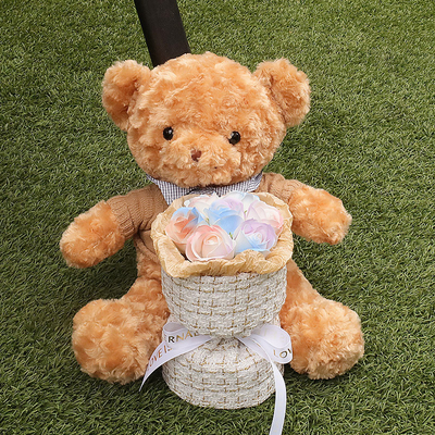 Un bon prix. Un bouquet de poupée d'ours en peluche, un cadeau d'anniversaire pour la remise des diplômes au Festival Qixi, une fille donne à son meilleur ami et sa petite amie un câlin d'ours en peluche et un bouquet de savon en ligne