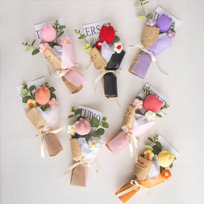 La boîte-cadeau à fleurs rose à la fête des mères, bouquet fini.