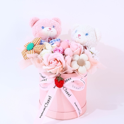 Un bon prix. Une poupée, une plante en pot, du savon, un bouquet, une figurine finie pour un cadeau d'anniversaire d'une fille à offrir à sa meilleure amie en ligne