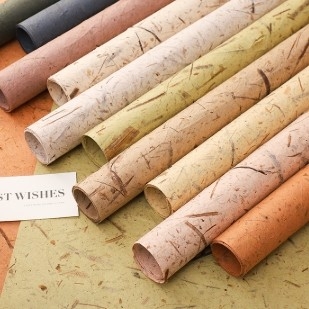 Un bon prix. Papier d'emballage floral et d'emballage de bouquets vintage, à la main, avec des nervures de feuilles dans de nombreuses couleurs en ligne