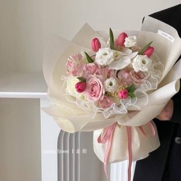 Un bon prix. Papier d'emballage floral crème gaufré, papier spécial imperméable en ligne