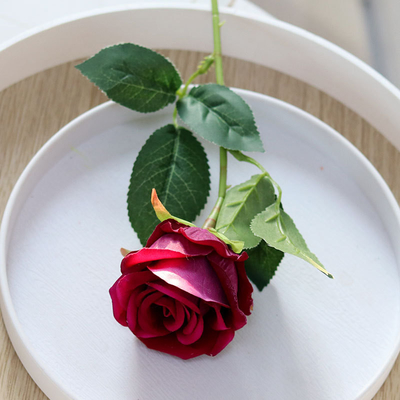 Un bon prix. Fleur artificielle de rose de velours, cascade de rose, fleur fausse de la Saint-Valentin, décoration de mariage à domicile, rose populaire pour l'enregistrement en ligne