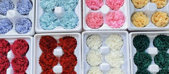 Un bon prix. Chemin de table en satin avec estampillage doré en ligne