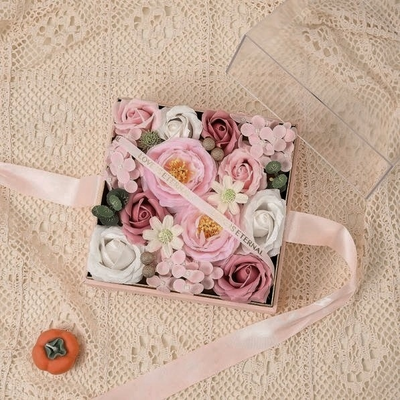 Un bon prix. Bouquet de roses de savon de luxe fait à la main dans une boîte en acrylique, élégant cadeau de fleur de savon parfumé pour la Saint-Valentin, Noël et un anniversaire en ligne