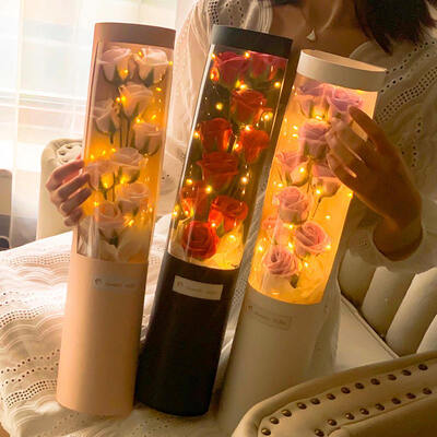 Un bon prix. Nouvel arrivée cadeau de la Saint-Valentin Fleurs réalistes de rose de savon Embrassez un seau Cadeau d'anniversaire avec des lumières LED Bouquet de rose de savon à 9 tiges en ligne