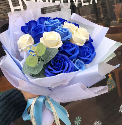 Un bon prix. Un bouquet de fleurs de savon pour la Saint Valentin, une rose artificielle, un cadeau d'anniversaire. en ligne