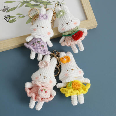 Un bon prix. Chaîne de clés de lapin tricotée à la main Cute laine tricotée poupée de lapin à fleurs artisanale élément décoratif exquis en ligne