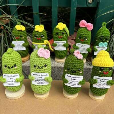 Un bon prix. Cute Positive Energy Emotional Cucumber Pickle Doll Hand-Knitted Crochet Doll Stress Relief Creative Gift Amigurumi Handmade Toy en ligne