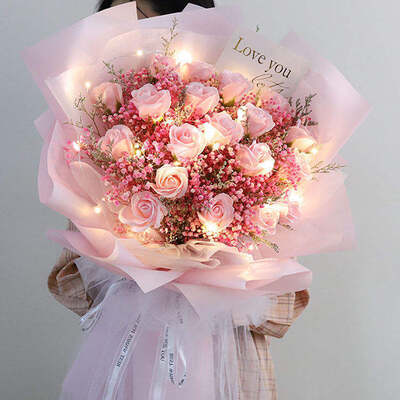 Un bon prix. Bouquet de fleurs de savon artificiel avec gaze blanche, fleurs de roses, cadeau de la Saint-Valentin en ligne