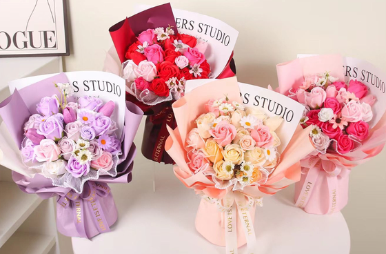 Un bon prix. Bouquet de rose de savon artificiel pour les mariages et les cérémonies de fin d'année en ligne