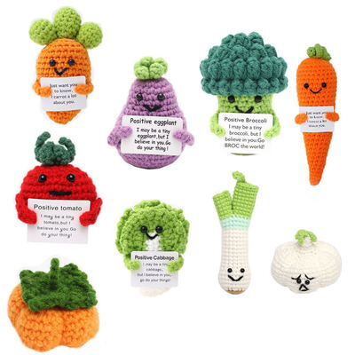 Un bon prix. Poupée faite à la main Crochet coton Poupées émotionnelles positives pour cadeaux Femmes Amis Cadeaux d'anniversaire Encouragement Décoration de Noël en ligne