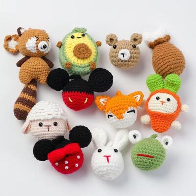 Un bon prix. Une nouvelle poupée en tricot à la main Amigurumi pour la décoration de Noël en ligne