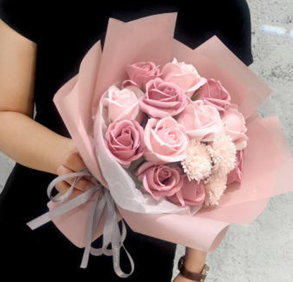 Un bon prix. Vente chaude Bouquet de fleurs de rose de savon artificiel pour fleurs décoratives Plantes Carte cadeau pour la Saint-Valentin la fête des mères en ligne