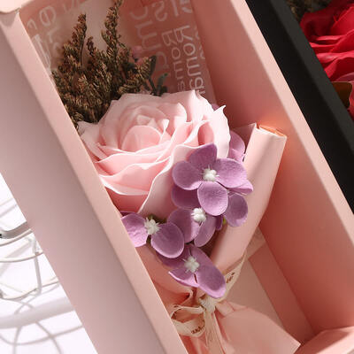 Un bon prix. Bouquet de roses en plastique conservé parfumé de luxe fait à la main 25*25*28cm Ornement cadeau pour la fête des mères Cadeaux de la Saint-Valentin en ligne