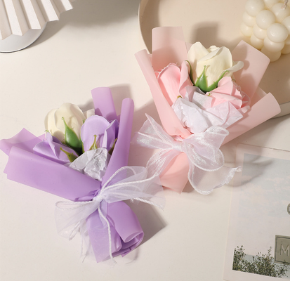 Un bon prix. Vente en gros de bouquet de fleurs de savon parfumé à la main Rose Carnation Mini Box Square Pack pour le mariage en ligne