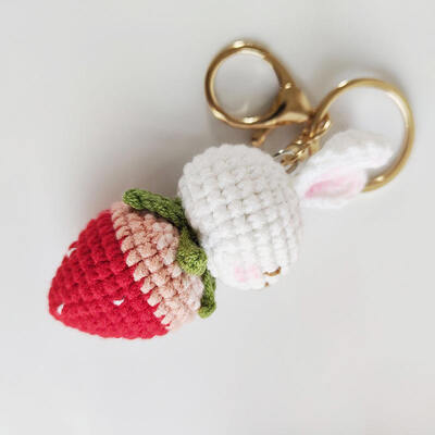 Un bon prix. Porte-clés lapin fraise au Crochet, tricot créatif tissé à la main, lapin mignon carotte, accessoires de sac de poupée, porte-clés en peluche en ligne