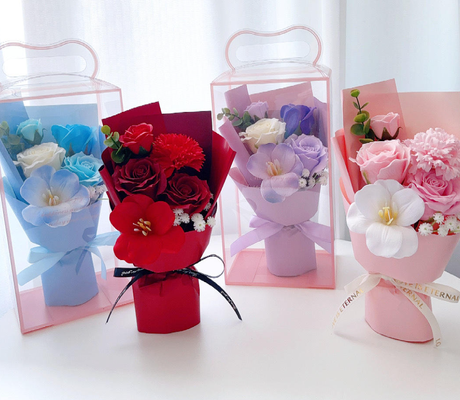 Un bon prix. Bouquet de fleurs de savon artificiel avec boîte cadeau transparente Rose de carnation préservée fleur pour la fête des mères cadeau de la Saint-Valentin en ligne