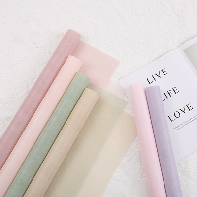 Un bon prix. La plaine colore le papier d'emballage 25gsm écologique de papier non-tissé d'emballage de bouquet en ligne