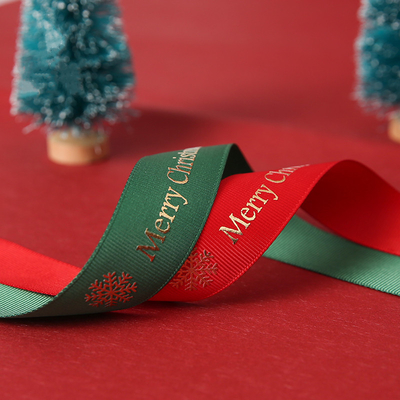 Un bon prix. Ruban adapté aux besoins du client de satin du polyester 25mmX45Y pour l'emballage cadeau d'arbre de Noël en ligne