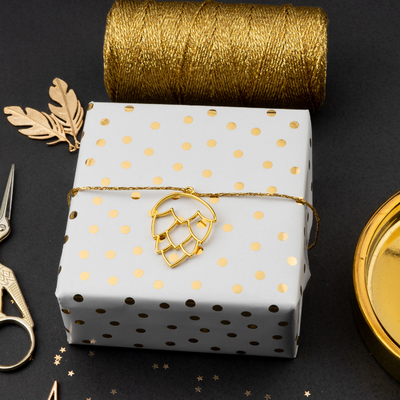 Un bon prix. Papier d'emballage 85GSM de rayure tachetée d'or adapté aux besoins du client pour le paquet de cadeau en ligne
